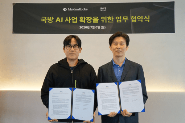 마키나락스가 AWS와 '국방 AI 사업 확장을 위한 업무 협력'에 합의했다. 왼쪽부터 마키나락스 윤성호 대표, AWS 코리아 윤정원 공공부문 대표. [출처=마키나락스]