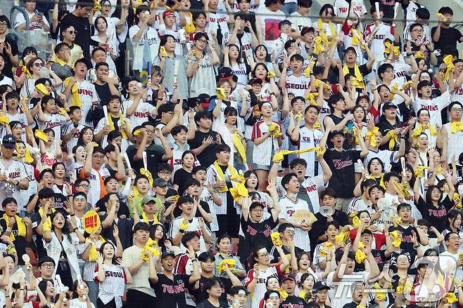 폭염경보가 내려진 25일 오후 서울 송파구 잠실야구장에서 열린 프로야구 '2025 신한 SOL뱅크 KBO 리그' LG 트윈스와 두산 베어스의 경기에서 야구팬들이 쿨링시트와 손선풍기, 부채 등 냉방 보조 용품을 들고 선수들을 응원하고 있다. 2025.7.25 ⓒ 뉴스1 오대일 기자