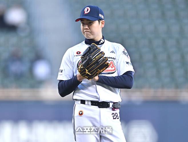 두산 선발투수 최승용이 7일 서울 잠실구장에서 열린 2026 KBO리그 키움전 1회초 무사1루 상대 안치홍에 볼넷을 허용한 후 아쉬워하고 있다. 잠실 | 최승섭기자 thunder@sportsseoul.com