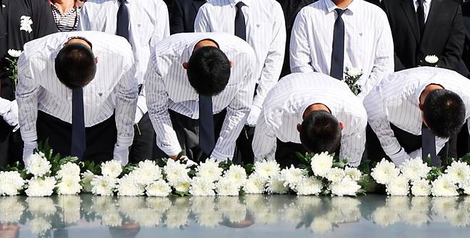 국립 5·18 민주묘지에서 배재고등학교 야구부 학생들이 참배하고 있다.     배재고 야구부 학생들은 최근 고교야구선수권대회에서 “스타벅스 가야지”라는 5·18 조롱 응원 구호로 공분을 샀다. 2026.7.6 공동취재·연합뉴스
