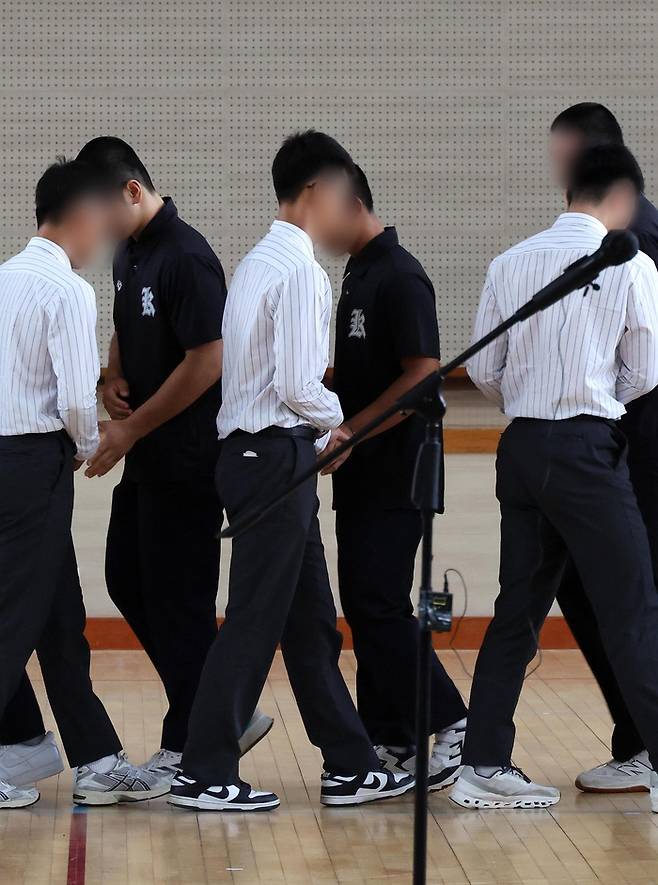 서울 배재고등학교 야구부 학생들이 6일 전남광주특별시 광주제일고등학교를 찾아 사과한 뒤 광주제일고 야구부와 악수하고 있다. 2026.7.6 공동취재·연합뉴스