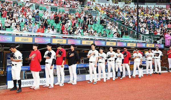 5일 인천 SSG랜더스필드에서 삼성과의 홈 경기 전 SSG 선수들이 국민의례를 하고 있다. /사진=SSG 랜더스