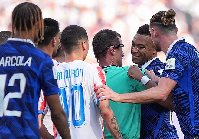 (260705) -- PHILADELPHIA, July 5, 2026 (Xinhua) -- Kylian Mbappe (2nd R) of France speaks with the referee during the round of 16 match between France and Paraguay at the 2026 FIFA World Cup at Philadelphia Stadium in Philadelphia, the United States, July 4, 2026. (Xinhua/Lui Siu Wai)  <저작권자(c) 연합뉴스, 무단 전재-재배포, AI 학습 및 활용 금지>