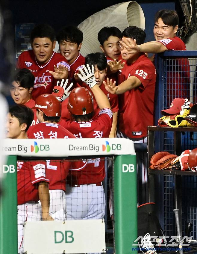 7일 잠실야구장에서 열린 SSG와 두산의 경기, 8회초 2사 1루 최정이 우월 2점홈런을 날렸다. 최정을 맞이하는 더그아웃 동료들의 모습. 잠실=허상욱 기자wook@sportschosun.com/2026.07.07/