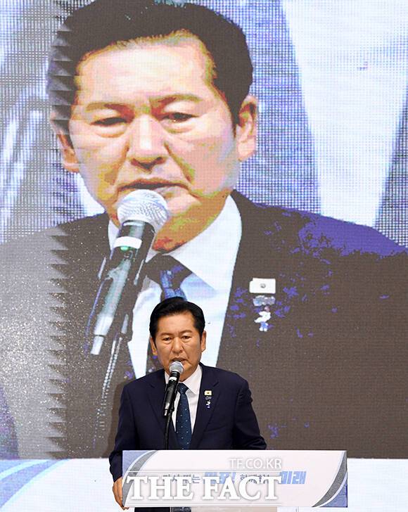 정청래 전 더불어민주당 대표가 김민석 전 국무총리를 '자기 정치'의 대표 사례라고 꼽은 것과 관련해 "정당방위"라고 밝혔다. 사진은 7일 오후 서울 마포구 마포구청에서 열린 민선 9기 마포구청장 취임식에서 축사를 하고 있는 정 전 대표. /박상민 기자