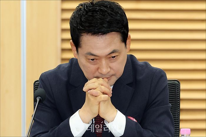장동혁 국민의힘 대표가 지난 6월 29일 오전 서울 여의도 국회 의원회관 제1세미나실에서 열린 국민의힘 대외협력위원회 청년주권포럼 출범식 좌담회 '올공 2030 청년들에게 주권 회복 해결책을 묻다'에서 생각에 잠겨 있다. ⓒ데일리안 홍금표 기자