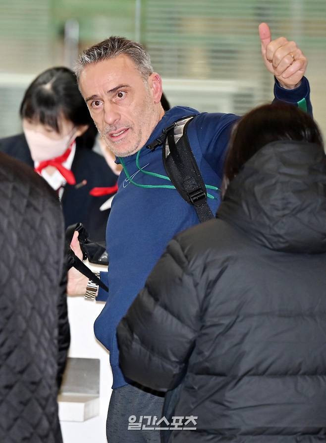 사진은 4년 전 카타르 월드컵 16강 진출이라는 성적을 낸 뒤 포르투갈로 출국하는 벤투 감독의 모습. 사진=IS포토