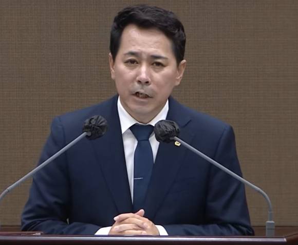 제12대 서울시의회 전반기 의장에 선출된 임만균 더불어민주당 시의원이 7일 당선 인사를 하고 있다. [사진=서울시의회]