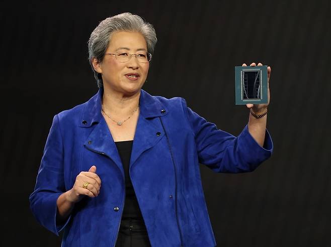 리사 수 AMD 최고경영자(CEO)가 자사의 AI 칩을 들고 연설하고 있다. 사진=연합뉴스