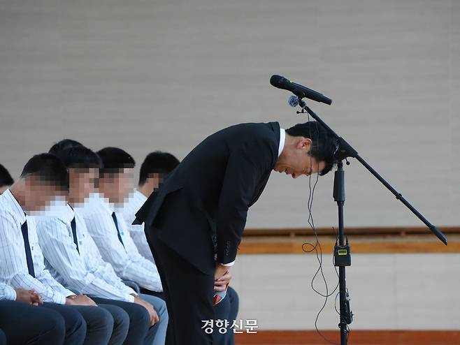 6일 광주제일고를 방문한 배재고 교장이 사과문을 낭독하고 있다. 강윤중 선임기자