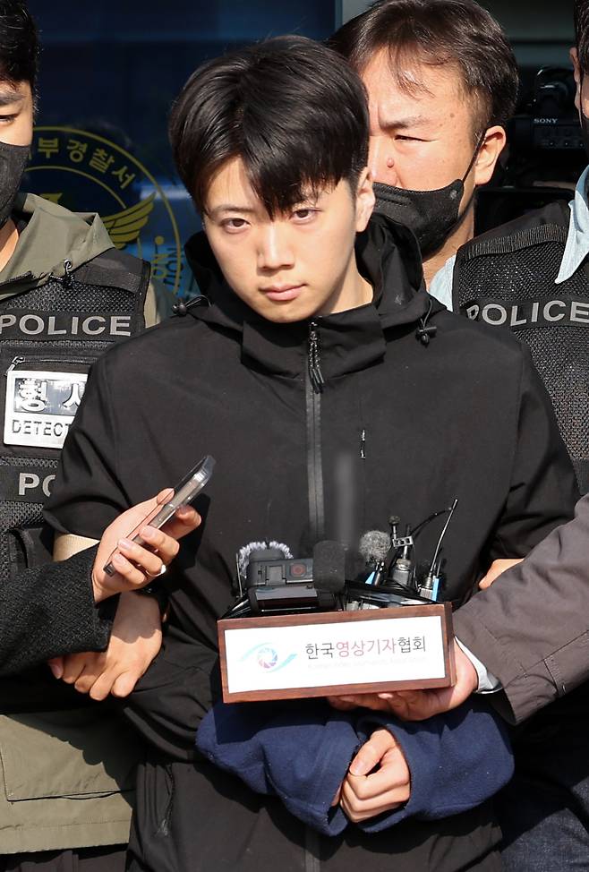 전남광주시에서 여고생을 살해한 혐의를 받는 장윤기가 지난 5월 경찰에서 검찰로 송치되고 있다. 연합뉴스
