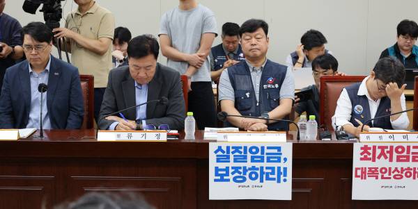 7일 정부세종청사 최저임금위원회에서 열린 제12차 전원회의에서 사용자 위원과 근로자 위원들이 공익위원의 발언을 듣고 있다. 연합뉴스