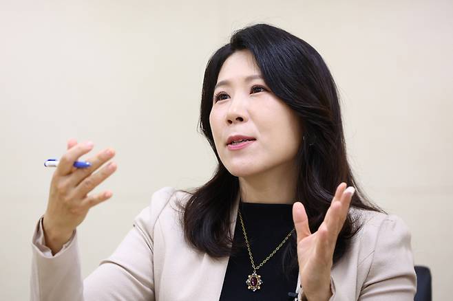 차미영 독일 막스플랑크 연구소 연구단장이 7일 기자들과 인터뷰하면서 “한국은 소버린 AI부터 확보해야 한다. 경쟁력도 충분하다”며 글로벌 트렌드를 설명하고 있다. [뉴시스]