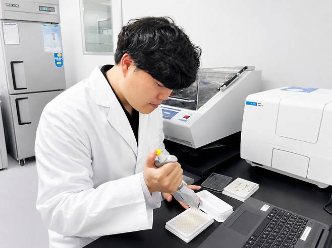 싸이토젠의 연구진이 암 전이 차단제를 연구하고 있다./사진제공=싸이토젠