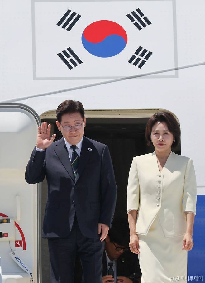 [앙카라=뉴시스] 조성봉 기자 = 북대서양조약기구(NATO·나토) 정상회의에 참석하는 이재명 대통령과 김혜경 여사가 7일(현지 시간) 튀르키예 앙카라 에센보아 국제공항에 도착해 인사하고 있다. 2026.07.07. suncho21@newsis.com /사진=