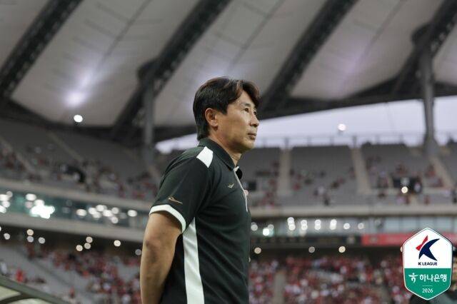 김기동 FC서울 감독이 5일 서울월드컵경기장에서 펼쳐진 서울과 인천의 경기를 지켜보고 있다./한국프로축구연맹 제공