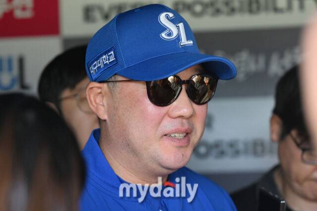 23일 서울 잠실야구장에서 열린 '2026 신한 SOL KBO리그' 삼성 라이온즈와 LG 트윈스 경기. 삼성 박진만 감독이 경기 전 인터뷰를 하고 있다./마이데일리