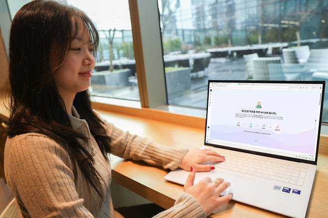 GS건설 직원들이 AI LAB을 활용하고 있는 사진. [GS건설 제공]