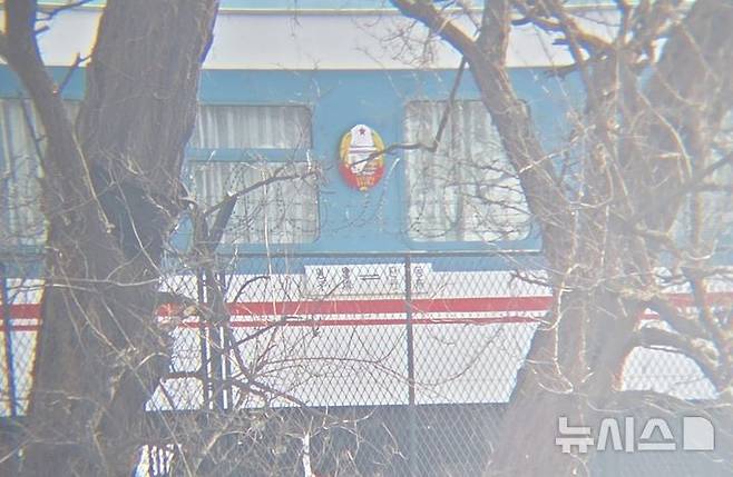 [단둥=뉴시스] 박정규 특파원 = 북·중 간 여객열차 운행이 재개된 가운데 평양으로 가는 북한 측 열차가 3월 13일 중국 랴오닝성 단둥 측 중조우의교 끝에 정차해있다. 열차 옆면에는 '평양-단동'이라고 쓰인 글씨가 보인다. 2026.07.07. pjk76@newsis.com