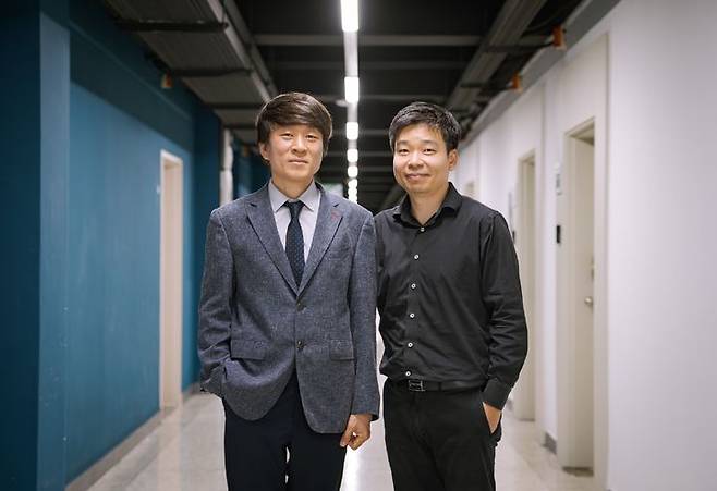 [서울=뉴시스] 성균관대 전자전기공학부 조희(왼쪽) 박사과정생, 정조운 교수. (사진=성균관대 제공) 2026.07.07. photo@newsis.com *재판매 및 DB 금지