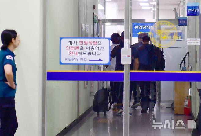 [전남광주=뉴시스] 양시원 기자 = 광주지검 수사관들이 7일 오전 광주 광산경찰서 형사과 등지에서 장윤기(23) 여고생 살인 사건의 부실 수사와 경찰 유착 의혹을 규명하기 위한 압수수색을 벌이고 있다. goodwrite97@newsis.com