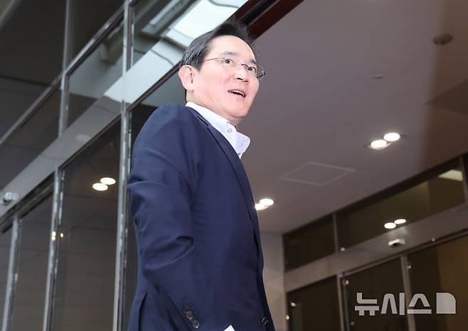 [서울=뉴시스] 박주성 기자 = 이재용 삼성전자 회장이 7일 서울 강서구 김포국제공항 비즈니스센터로 출국하고 있다. 이 회장은 '억만장자들의 여름캠프'로 불리는 미국 '선밸리 콘퍼런스'에 2년 연속 참석할 예정이다. 2026.07.07 park7691@newsis.com
