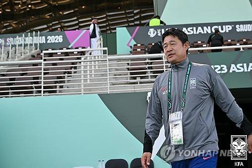 경기장 들어서는 이민성 감독 (서울=연합뉴스) 20일(한국시간) 사우디아라비아 제다의 킹 압둘라 스포츠 시티 홀 스타디움에서 열린 2026 아시아축구연맹(AFC) 23세 이하(U-23) 아시안컵 한국과 일본의 4강전에서 한국 이민성 감독이 입장하고 있다. 2026.1.20 [대한축구협회(KFA) 제공. 재판매 및 DB 금지] photo@yna.co.kr
