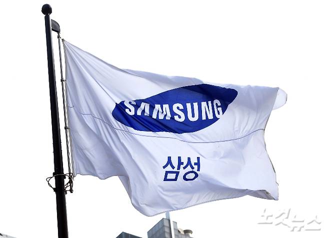 삼성전자 이재용 부회장이 부친인 이건희 회장의 별세 2년 만이자 2012년 부회장으로 승진한 지 10년 만에 회장직에 올랐다. 삼성전자는 27일 이사회를 열어 이 부회장의 회장 승진을 의결했다고 밝혔다. 사진은 이날 서울 서초구 삼성전자 서초사옥 모습. 황진환 기자