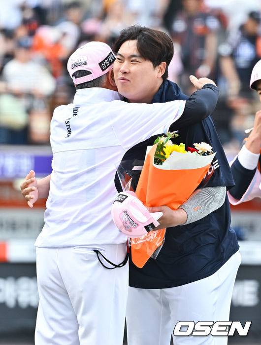 [OSEN=대전, 박준형 기자] 프로야구 한화 이글스가 두산 베어스와의 주말 3연전을 싹쓸이, 류현진의 한미 통산 200승까지 겹경사를 누렸다.김경문 감독이 이끄는 한화는 24일 대전 한화생명 볼파크에서 열린 두산과의 홈경기에서 승리했다. 이날 승리로 두산전을 모두 쓸어담은 한화는 3연승으로 시즌 전적 23승24패를 만들었다. 반면 두산은 4연승 후 3연패에 빠지며 22승25패1무가 됐다.경기종료후 한미통산 200승 달성 류현진이 김경문 감독의 축하를 받고 있다. 2026.05.24 / soul1014@osen.co.kr
