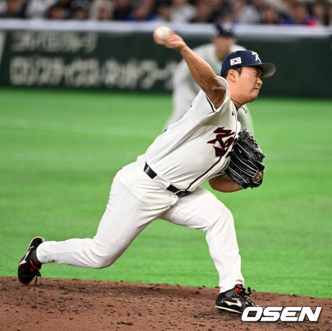 [OSEN=도쿄(일본), 손용호 기자] 8일 일본 도쿄돔에서 2026 월드베이스볼클래식(WBC) 1라운드 C조 조별리그 대한민국과 대만의 경기가 열렸다.한국은 전날(7일) 일본과의 경기에서 6-8로 석패했다. 앞서 체코전을 11-4로 잡았던 한국은 1승1패를 마크하게 됐고, 남은 대만전과 호주전에 사활을 걸어야 한다.9회초 한국 고우석이 역투하고 있다. 2026.03.08 /spjj@osen.co.kr