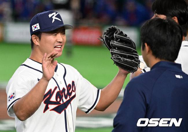 [OSEN=도쿄(일본), 손용호 기자] 8일 일본 도쿄돔에서 2026 월드베이스볼클래식(WBC) 1라운드 C조 조별리그 대한민국과 대만의 경기가 열렸다.한국은 전날(7일) 일본과의 경기에서 6-8로 석패했다. 앞서 체코전을 11-4로 잡았던 한국은 1승1패를 마크하게 됐고, 남은 대만전과 호주전에 사활을 걸어야 한다.9회초 수비를 마친 한국 고우석이 동료선수들과 하이파이브를 하고 있다. 2026.03.08 /spjj@osen.co.kr