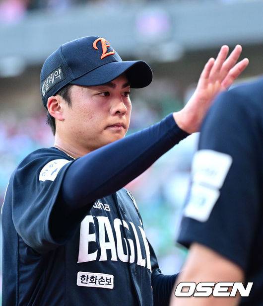 [OSEN=인천, 최규한 기자] 26일 인천 SSG랜더스필드에서 ‘2026 신한 SOL Bank KBO리그’ SSG 랜더스와 한화 이글스의 경기가 열렸다.홈팀 SSG는 토마스 해치, 방문팀 한화는 왕옌청을 선발로 내세웠다.4회말 SSG 공격을 무실점으로 막아낸 한화 선발 왕옌청이 더그아웃으로 향하며 동료들과 인사를 나누고 있다. 2026.06.26 / dreamer@osen.co.kr