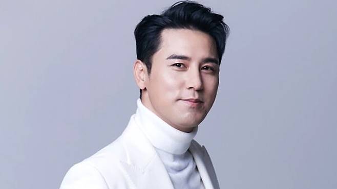 24년이라는 인고의 세월을 견뎌내고 비로소 자신의 이름을 증명해 낸 가수 장민호.&nbsp;호엔터테인먼트 제공
