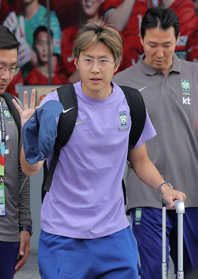 축구 대표팀 이강인이 북중미 월드컵 조별리그 탈락 후 지난달 28일(현지 시간) 멕시코 과달라하라 숙소를 떠나고 있다. 연합뉴스