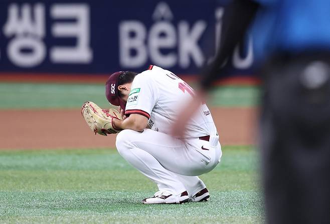 키움 김윤하가 5일 고척 두산전 4회초 송구 실책을 저지른 뒤 마운드에 주저앉아있다. 뉴시스