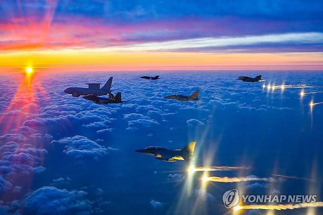 2026년 새해와 함께 나는 공군 전투기 (서울=연합뉴스) 병오년 새해 첫날인 1일 안규백 국방부 장관이 탑승한 '하늘의 지휘소' 공군 항공통제기 (E-737)가 KF-21, FA-50, TA-50 등 국산 전투기들을 포함한 총 6대의 공군 전투기들의 엄호를 받으며 한반도 전역의 군사대비태세를 점검하고 있다. 2026.1.1 [국방부 제공. 재판매 및 DB 금지] photo@yna.co.kr