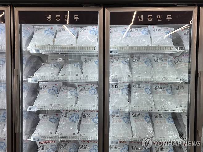 텅빈 홈플러스 대전 유성점 5일 찾은 홈플러스 대전유성점 냉동식품 매대에는 식품 대신 얼음이 진열돼있다.[촬영 이주형]