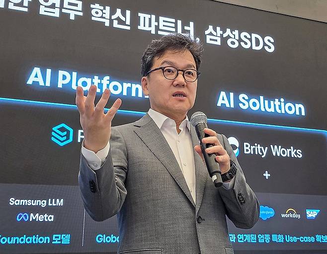 이준희 삼성SDS 사장, AI 에이전트 기반 AX 혁신 선언 (서울=연합뉴스) 이준희 삼성SDS 사장이 7일(현지시간) 미국 라스베이거스 CES 2026 삼성SDS 프라이빗 부스에서 열린 기자 간담회에서 인사말을 하고 있다. 2026.1.8 [삼성SDS 제공. 재판매 및 DB 금지] photo@yna.co.kr
