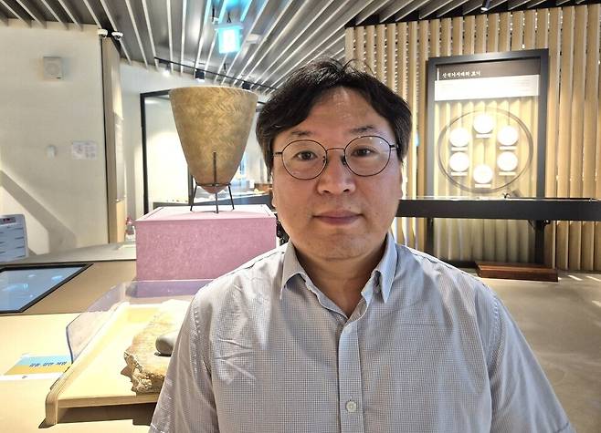 ▲&nbsp;김대홍 시흥오이도박물관 관장이 박물관 전시실에서 소장품을 설명하고 있다. /김신섭 기자 sskim@incheonilbo.com