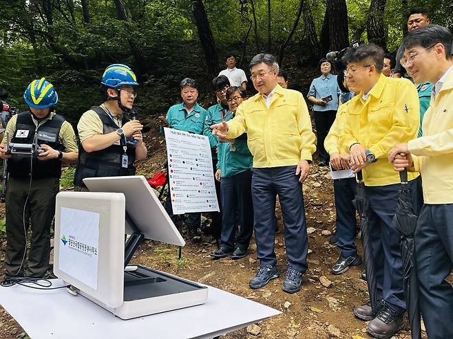윤호중(가운데) 행정안전부 장관이 8일 오후 하천 계곡 내 불법 기도터 철거가 완료된 대구 동구 팔공산 기생바위를 찾아 현장점검을 하고 있다. /황인무기자