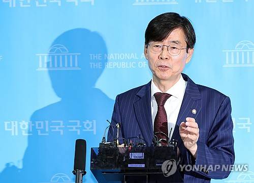 장동혁 대표 윤리위 제소한 조경태 의원(서울=연합뉴스) 배재만 기자 = 국민의힘 조경태 의원이 8일 국회 소통관에서 장동혁 당 대표에 대한 윤리위 제소 관련 기자회견을 마친 뒤 기자들의 질문에 답하고 있다. 2026.7.8 scoop@yna.co.kr