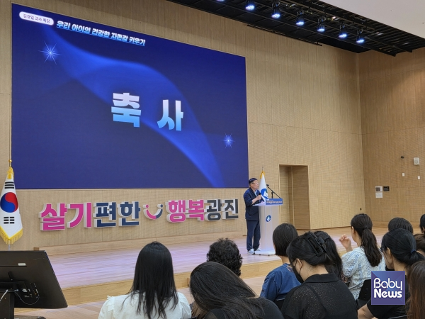 광진구육아종합지원센터(센터장 조성희)는 7일 오전 10시부터 12시까지 광진구청 5층 대강당에서 광진구 영유아 및 초등 저학년 자녀를 둔 부모를 대상으로 김경일 교수(아주대 심리학과)의 양육 특강을 개최했다. ⓒ광진구육아종합지원센터