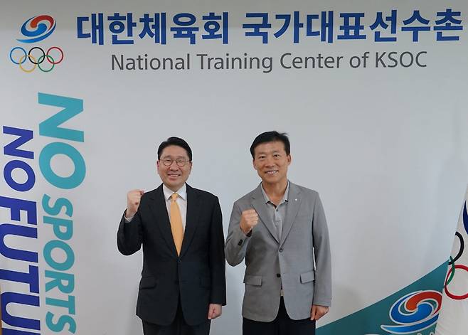 이상현 2026 아이치·나고야 아시안게임 대한민국 선수단장이 김택수 국가대표선수촌장과 함께 기념촬영을 하고 있다. 사진=대한사이클연맹