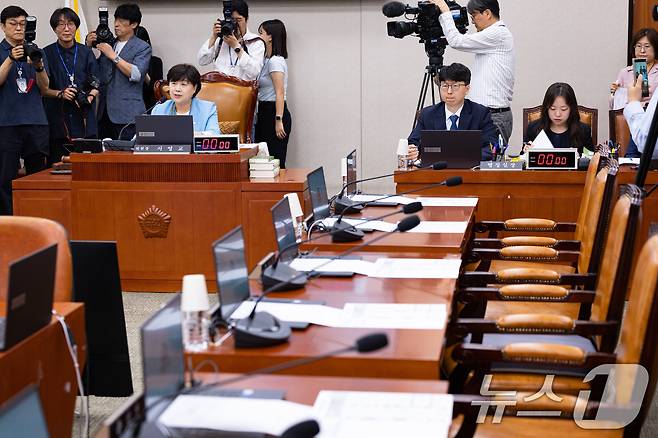 서영교 국회 법제사법위원장이 지난 2일 서울 여의도 국회에서 열린 제436회 국회(임시회) 법제사법위원회 제1차 전체회의에서 인사말을 하고 있다. 국민의힘 위원들은 더불어민주당의 단독 원구성에 반대하며 이날 법사위 전체회의에 불참했다. 2026.7.2 ⓒ 뉴스1 유승관 기자