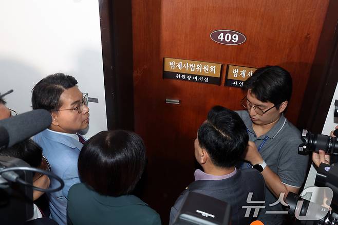 국민의힘 의원들이 8일 오후 서울 여의도 국회에서 더불어민주당의 법사위를 포함한 원 구성 강행을 항의하며 법사위원장실로 항의방문하고 있다. 2026.7.8 ⓒ 뉴스1 황기선 기자