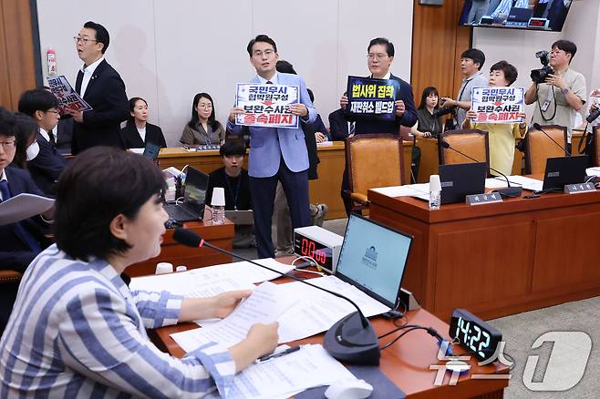 국민의힘 법사위원들이 8일 서울 여의도 국회에서 열린 법제사법위원회 전체회의에서 서영교 위원장에게 항의하고 있다. 2026.7.8 ⓒ 뉴스1 신웅수 기자