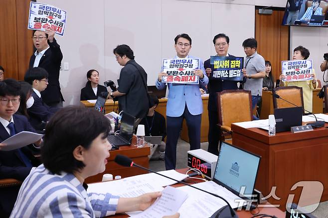 국민의힘 법사위원들이 8일 서울 여의도 국회에서 열린 법제사법위원회 전체회의에서 서영교 위원장에게 항의하고 있다. 2026.7.8 ⓒ 뉴스1 신웅수 기자