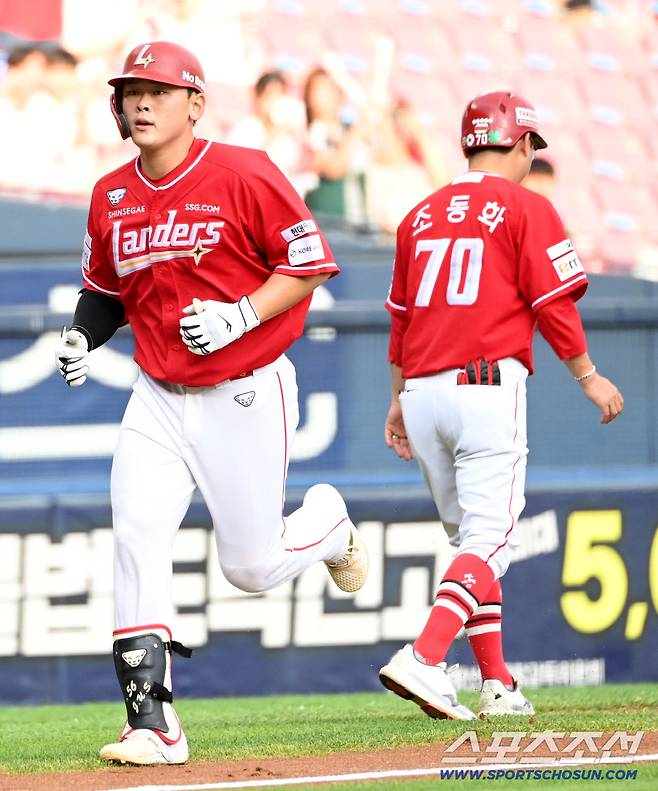 8일 잠실야구장에서 열린 SSG와 두산의 경기, 2회초 전의산이 선제 솔로홈런을 치고 홈인하고 있다. 잠실=허상욱 기자wook@sportschosun.com/2026.07.08/