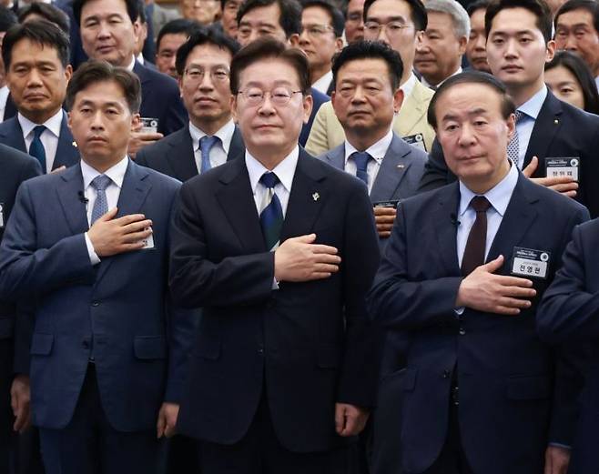 이재명 대통령이 30일 광주 김대중컨벤션센터에서 열린 서남권 첨단산업 발전비전 국민보고회에서 국민의례를 하고 있다. 연합뉴스