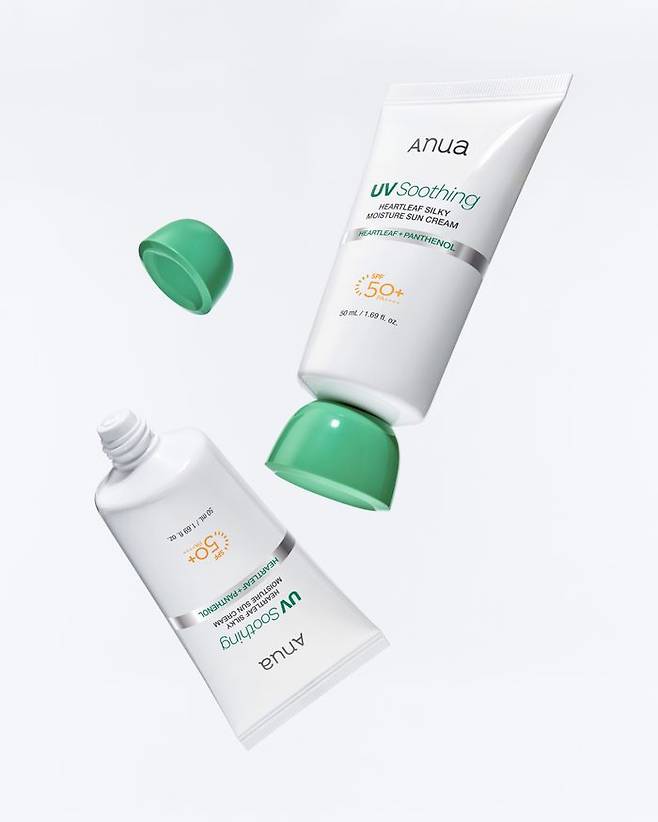 아누아 어성초 실키 모이스처 선크림 50ml 연출 이미지. 이 선크림은 국내 판매용으로 베모트리지놀이 함유되어 있다.ⓒ더파운더즈